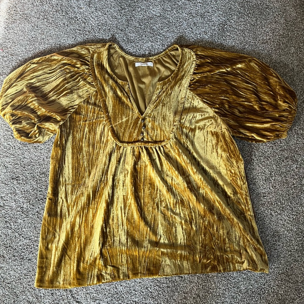 Gold velvet top 🍂